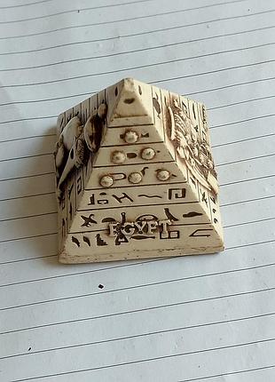 Мініатюрна фігурка пирамида єгипет