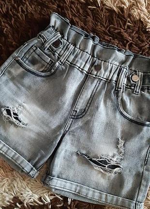 Рваные серые шорты.