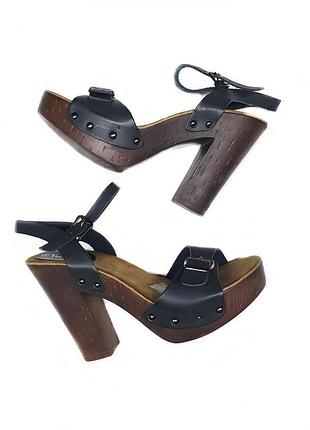 Босоніжки на високому каблуку