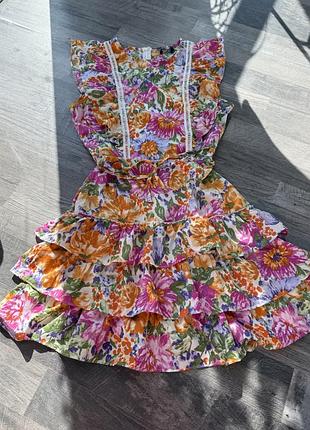 Сукня у квіти з валанами