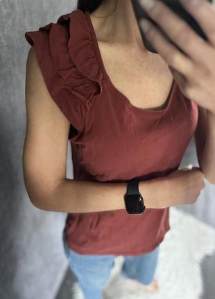 Майка з рюшами на плечах