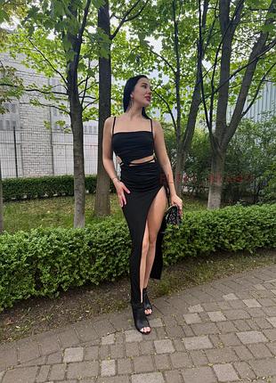 Черное платье с разрезом в длине макси