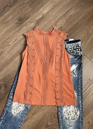 Стильна футболка декорована мереживом