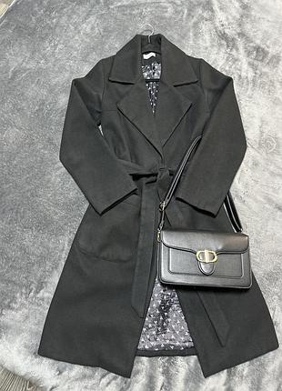 Стильне чорне пальто