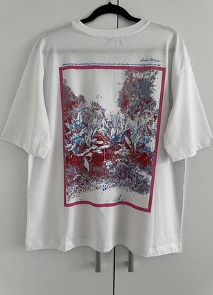 Біла оверсайз футболка з принтом на спині zara