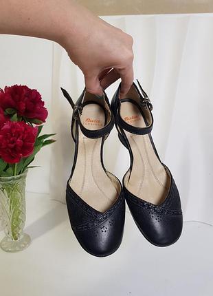 Дуже акуратні шкіряні босоніжки на танкетці з ремінцем bata flexible 36