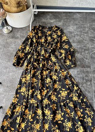 Довга чорна сукня в квіти під пояс