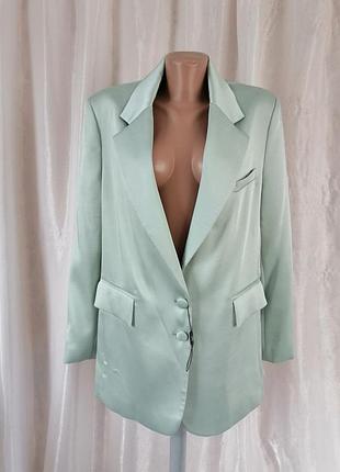 Пиджак нежный атлас мятного цвета бренд есть несколько затяжек абсолютно новый