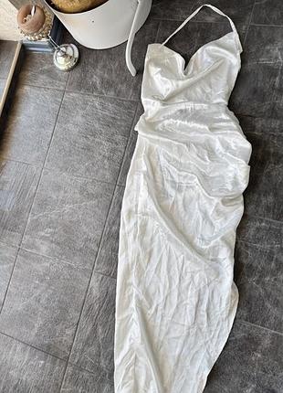 Довга біла шовкова сукня з розрізом