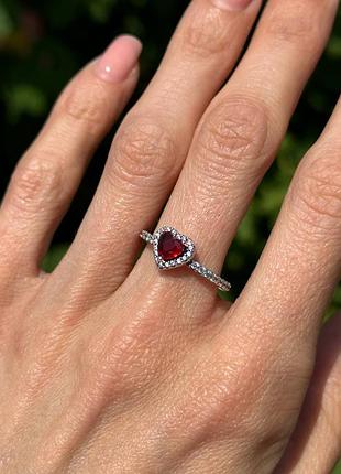 Серебряное кольцо pandora «красное сердце»