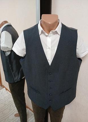 Жилет мужской, фирменный костюмный, классический.