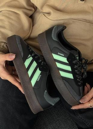 Кросівки жіночі