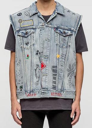 Жилетка джинсова з нашивками