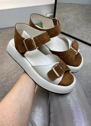Бежевые с коричневым босоножки не массивной подошве из замши и кожи с регулируемыми ремешками