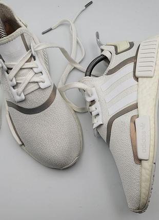 Жіночі бомбезні літні білосніжні кросівки
adidas nmd boost