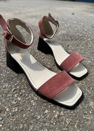 Стильные летние женские босоножки на удобном каблуке 💛💙