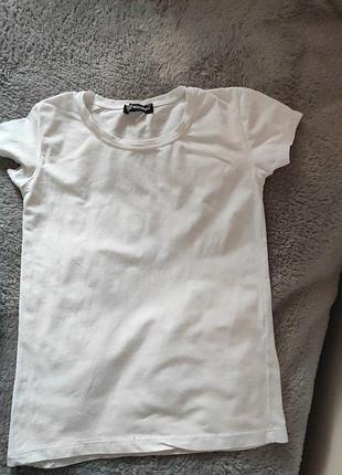 Белоснежная футболка хлопок и эластан.
длина 57, грудь 42
