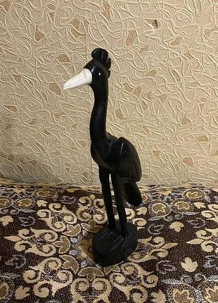 Фігурка чорної чаплі. виготовлена з твердої породи дерева. швейцарія