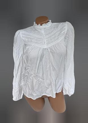 Белая женская блузка с кружевом с воротом стойка