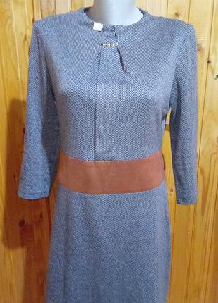 Женское серое платье, платье с коричневым поясом