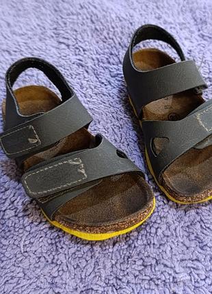 Босоніжки сандалі