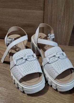 Жіночі шкіряні білі босоніжки 38розміру