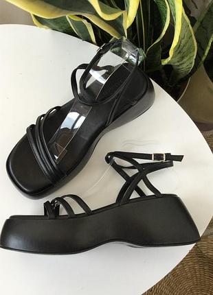 Шкіряні босоніжки на завʼязках