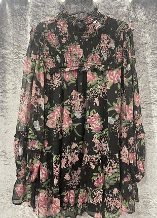 Красива сукня з квітковим принтом