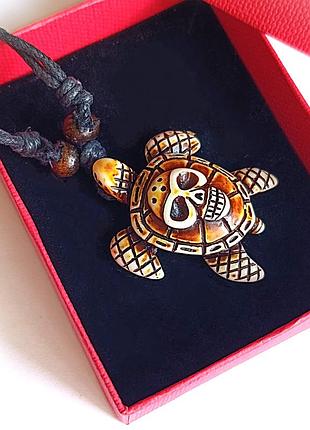 Кулон черепашка з черепом  з імітацією різьблення по дереву. амулет  черепаха