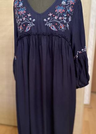 Плаття з вишивкою італія