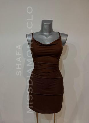 Шоколадна сукня зі швами