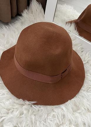 Коричневий капелюх