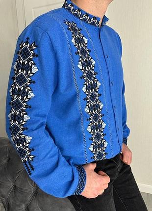 Синяя яркая мужская вышиванка рубашка на пуговицах с длинным рукавом