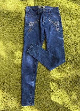 Джинсы с вышивкой