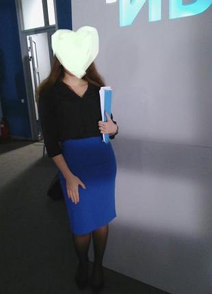 Синя спідниця олівець колір синій електрик