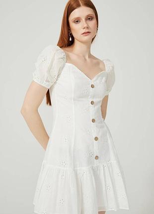 Белое летнее платье