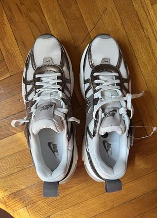 Кросівки жіночі nike v2k run