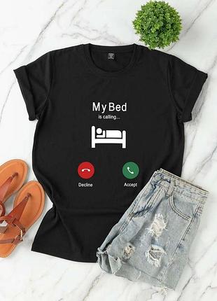 Чорна футболка my bed is calling s -m розмір