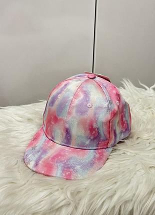 Яскрава кепка на дівчинку