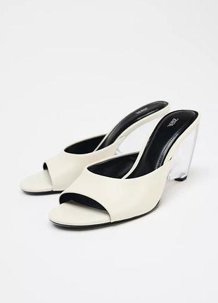 Кожаные босоножки-мюли на прозрачной танкетке