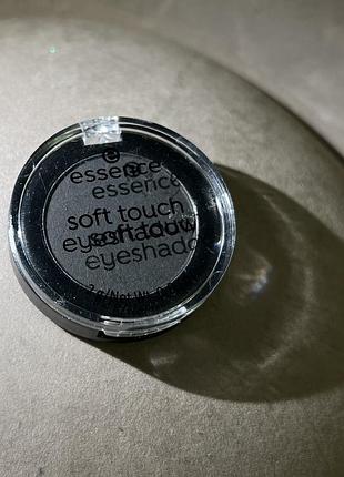 Тіні для повік essence soft touch eyeshadow 06 pitch black
