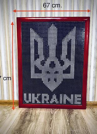 Картина з 3300 гральних кубиків — герб україни + напис “ukraine”, ручна робота