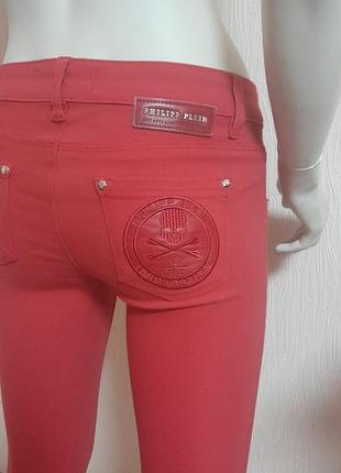 Шикарные джинсы красного цвета philipp plein illegal fight club straight cut8 фото