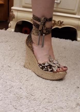 Босоніжки з шлевкамі