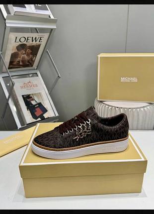 Жіночі кеди michael kors з біжутерними підвісками.