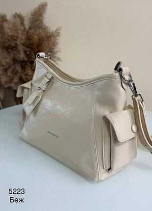 Женская сумка средняя бежевая с двумя боковыми карманами из эко кожи через плечо багет
