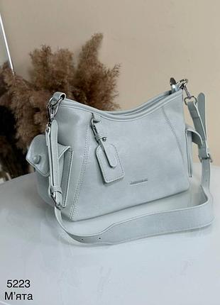 Женская сумка средняя зеленая с двумя боковыми карманами из эко кожи через плечо багет