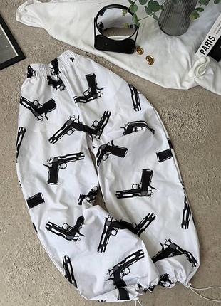 Штани з принтом пістолетів пістолетами чорні білі на фіксаторах карго оверсайз унісекс для танців
