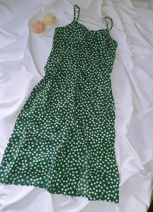 Платье в цветочек с разрезом