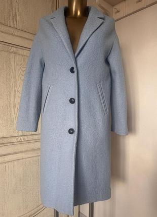 Нежно-голубое пальто средней длинны 🩵